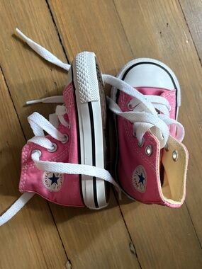 Converse Pink High-Top Kids Sneakers with White Soles new without tags